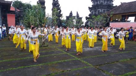 Lestarikan Seni dan Budaya, PKK Desa Tajun Pentaskan Tari Rejang Renteng